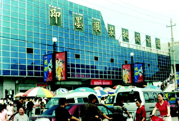 即墨服裝批發市場火爆惠及市場周邊人群，看車人月收入三千多